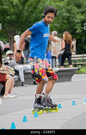 Foto de un patinador en línea practicando en el parque Washington Square en Greenwich Village, Nueva York Foto de stock