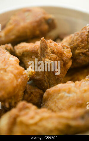 En esta ilustración foto Kentucky Fried Chicken se asienta en una cubeta en la Ciudad de Nueva York, EEUU, 30 de octubre de 2006, el día KFC anunciar