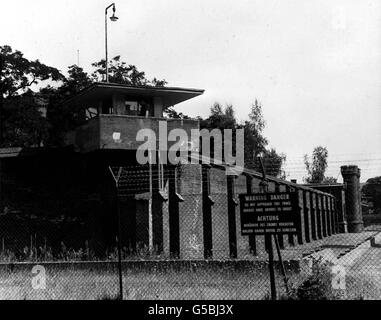 PRISIÓN DE SPANDAU 1984: Una de las seis torres de vigilancia situadas alrededor de la prisión de Spandau en el sector británico de Berlín occidental, Alemania. La prisión es el hogar del ex diputado de Adolf Hitler, Rudolf Hess. Foto de stock