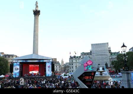 Las multitudes ven el evento BT London Live con Brit Indie Rockers Spector en Trafalgar Square, Londres, antes de una proyección en directo de la ceremonia de inauguración del Paralímpico de Londres 2012. PRENSA FOTO DE ASOCIACIÓN. Fecha de la foto: Miércoles 29 de agosto de 2012. El crédito de la foto debe ser: Sean Dempsey/PA Wire Foto de stock