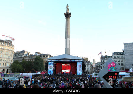 Las multitudes ven el evento BT London Live con Brit Indie Rockers Spector en Trafalgar Square, Londres, antes de una proyección en vivo de la ceremonia de apertura Paralímpica de Londres 2012. Foto de stock