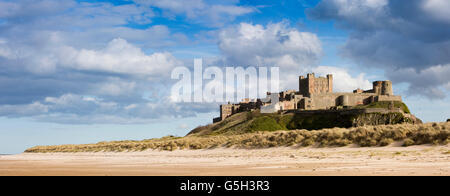 Reino Unido, Inglaterra Northumberland, Bamburgh Castle desde Wynding Playa, Vistas panorámicas Foto de stock