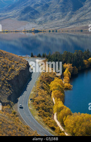 Lago Benmore, State Highway 83 y los Alpes en el ciclo oceánico trail en otoño, Waitaki Valley, North Otago, Isla del Sur, Nueva Zelanda