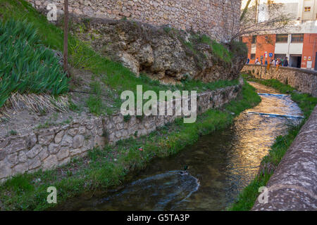 Canal de agua pequeña cruza la ciudad de Cuenca, España
