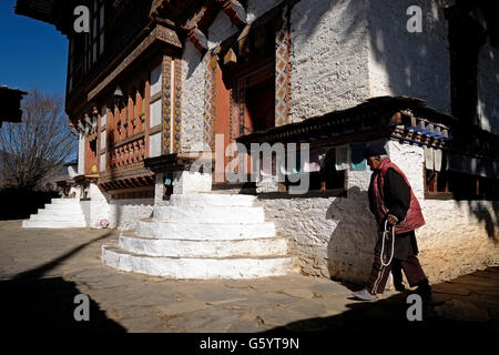 Un devoto budista circundeambla un santuario de Mahakala en el pueblo De Ogyencholing u Ogyen choling en el valle de Tang en Bután Foto de stock
