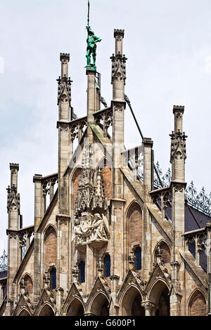 Munich, Alemania - El detalle de la fachada delantera de la pieza de nuevo Ayuntamiento en Marienplatz ricamente decorada en estilo neogótico Foto de stock