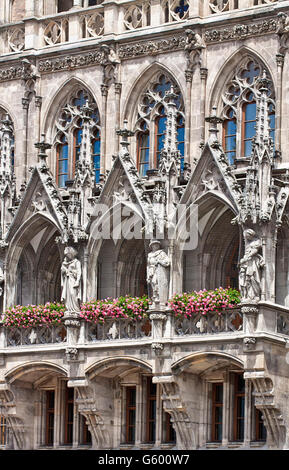 Munich, Alemania - El detalle de la fachada del nuevo ayuntamiento en Marienplatz ricamente decorado en el resurgimiento de la arquitectura gótica Foto de stock