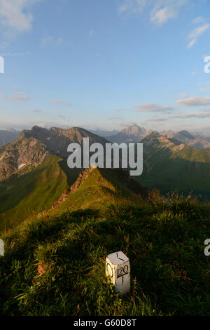 Grenzstein in den Bergen Allgäuer zwischen Deutschland und Österreich-Tyrol. Alemania Austria-Tyrol Landmark Foto de stock
