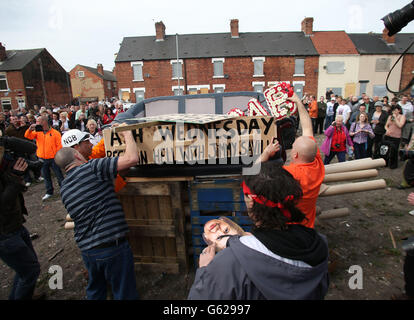 Los manifestantes en Goldthorpe, Yorkshire, se preparan para prender fuego a un ataúd que contiene una efigie de Margaret Thatcher después de una marcha de protesta. Foto de stock