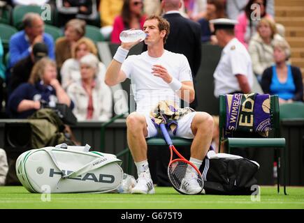Andy Murray de Gran Bretaña toma un descanso en su partido contra Benjamin Becker de Alemania durante el primer día del Campeonato de Wimbledon en el All England Lawn Tennis and Croquet Club, Wimbledon. Foto de stock