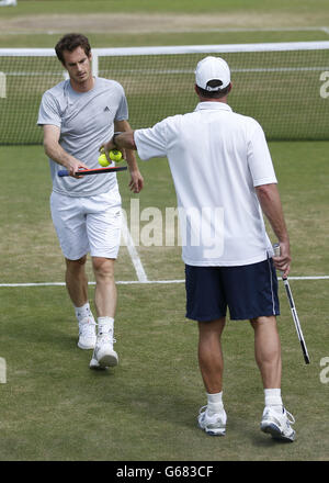 Andy Murray de Gran Bretaña entrena con su entrenador Ivan Lendl durante el día once del Campeonato de Wimbledon en el All England Lawn Tennis and Croquet Club, Wimbledon.