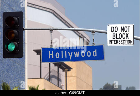 Sinal de hollywood boulevard blvd em um semáforo de luz