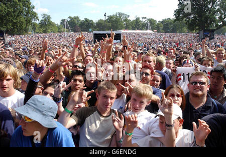 La multitud disfruta del festival de música V2003 en Chelmsford, Essex. Foto de stock