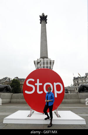 La directora médica, la profesora Dame Sally Davies, con un disco de tres metros de altura en Trafalgar Square, Londres, para lanzar 'Stoptober', una campaña para que la gente renuncie a fumar. Foto de stock