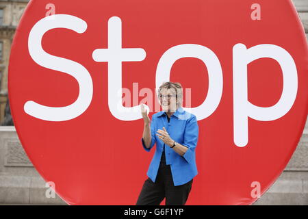 La directora médica, la profesora Dame Sally Davies, se encuentra frente a un disco de tres metros de altura en Trafalgar Square, Londres, para lanzar 'Toptober', una campaña para que la gente renuncie a fumar. Foto de stock