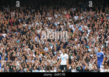 Fútbol - Barclays Premier League - Tottenham Hotspur v Chelsea - White Hart Lane. Los fans del Tottenham Hotspur animan a su lado en las gradas
