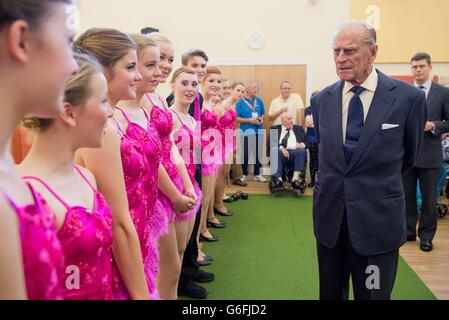 El Duque de Edimburgo se reúne con alumnos de la Escuela de Danza de Broadland en el centro ACT del complejo St Michael's Care en Aylsham, Norfolk, durante su visita oficial al centro que presta atención a las personas mayores. Foto de stock