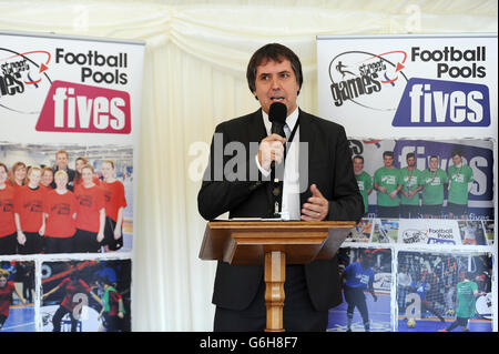 Fútbol - StreetGames Fútbol Piscinas Fives - House of Commons. El MP Steve Rotheram habla durante una recepción parlamentaria para los partidos de fútbol de las piscinas de StreetGames en la Cámara de los Comunes, Londres. Foto de stock