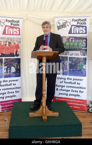 Fútbol - StreetGames Fútbol Piscinas Fives - House of Commons. MP Clive Efford durante una recepción parlamentaria para StreetGames Fútbol Pools Fives en la Cámara de los Comunes, Londres. Foto de stock
