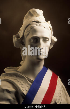 Estatua de Marianne, símbolo nacional de la República Francesa, con una guillotina en el nacional francés colores Foto de stock