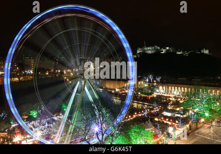 Una vista general de Princes Street, el Castillo de Edimburgo y el mercado de Navidad, después de que Sir Chris Hoy encendió las luces de Navidad de Edimburgo con Amy MacBeath 8, de Edimburgo.