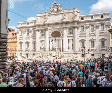 La fontana de Trevi o la Fontana di Trevia con muchos turistas en Roma Italia Foto de stock