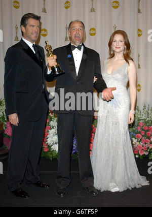 Jamie Selkirk con su Oscar a la Mejor Edición y los actores Pierce Brosnan y Julianne Moore en el Kodak Theatre de Los Ángeles durante los Premios de la Academia 76th. Pierce está usando un traje de Versace. Foto de stock
