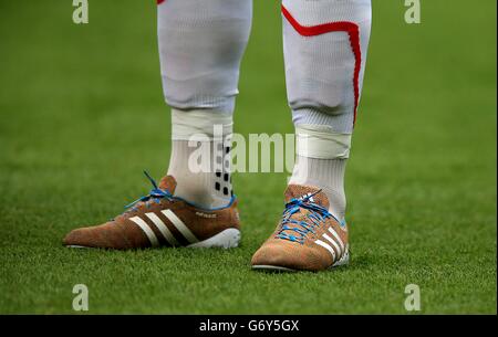 Luis Suarez de Liverpool lleva las nuevas botas Adidas Samba Fotografía de stock - Alamy