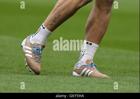 Aislar Seguid así amante Luis Suarez de Liverpool lleva las nuevas botas Adidas Samba Primeknit  Fotografía de stock - Alamy