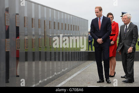 El duque y la duquesa de Cambridge ven el muro conmemorativo de la RNZAF en la base de la Fuerza Aérea de Wigram, Christchurch durante el octavo día de su gira oficial a Nueva Zelanda. Foto de stock