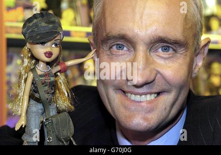 La apertura de la nueva tienda Bratz en los Hamleys de Londres. Jefe ejecutivo de Vivid Imaginations el Sr. Nick Austin tiene una muñeca de safari de fauna silvestre Bratz, una nueva y revolucionaria gama de muñecas. 9/9/04: Barbie ha sido derrocado de su posición de larga data como la muñeca de moda más vendida del Reino Unido, según las cifras de la industria confirmadas. La corona se ha pasado a Bratz Dolls, que se lanzaron en el Reino Unido hace tres años. Es la primera vez que Barbie había caído del primer lugar desde que los datos fueron recogidos por primera vez hace 10 años. Foto de stock