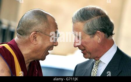 El Príncipe de Gales saluda al 14º Dalai Lama, Tenzin Gyatso, en una recepción en Londres. El líder espiritual tibetano exiliado está en una visita de cuatro días a Gran Bretaña. Foto de stock