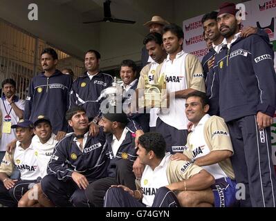 India contra Inglaterra. El equipo indio celebra su serie de ganar sobre Inglaterra después de que la tercera prueba fue abandonada en el estadio Chinaswamy, Bangalore, India.