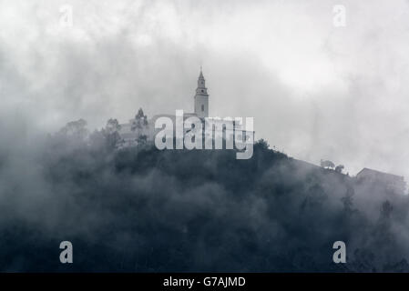 Iglesia de Monserrate en los Andes, las montañas cubiertas de niebla, muy por encima de Bogotá, Colombia Foto de stock
