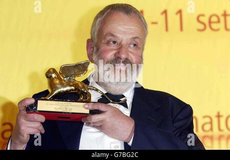 El director Mike Leigh con su premio a la Mejor Película durante la ceremonia de clausura en el Gran Teatro La Fenice de Venecia, Italia, durante el Festival de Cine de Venecia 61st. Foto de stock