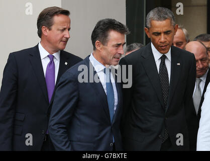 El Presidente DE LOS ESTADOS UNIDOS, Barack Obama, camina con el Secretario General de la OTAN, Anders Fogh Rasmussen, y el primer Ministro británico, David Cameron, al comienzo de la Cumbre de la OTAN en el Celtic Manor Resort en Newport.