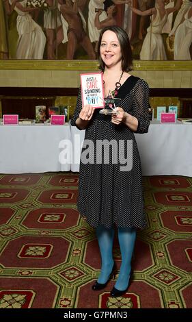 Lucy-Anne Holmes gana el Premio a la Comedia romántica, por su libro Just A Girl Standing in Front of A Boy , en los premios a la novela romántica del año de la Asociación de novelistas románticas en 1 Whitehall Place, en Londres. Foto de stock