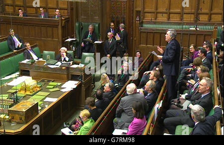 El ex primer Ministro Gordon Brown hace su discurso de despedida a la Cámara de los comunes el último día de este parlamento. Foto de stock
