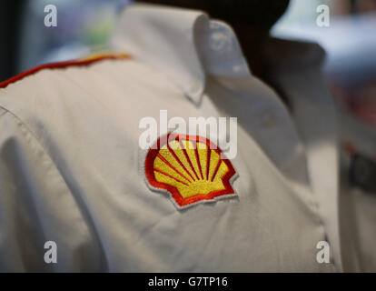 Un logotipo de Shell en camisa de un miembro personal de una gasolinera Shell en Londres, ya que el consejo de administración BG Group ha respaldado una de