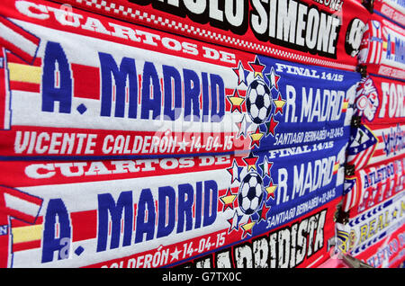 Bufandas del Real Madrid a la venta fuera del Santiago Bernabeu antes el  partido Fotografía de stock - Alamy