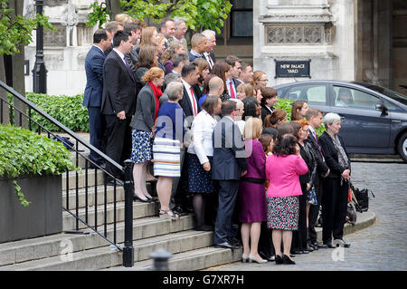 Los diputados laboristas recién elegidos posan para una foto en las Casas del Parlamento, Westminster, Londres.