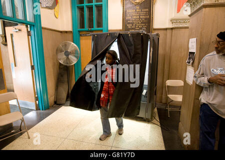 Un votante sale de la cabina de votación en las elecciones generales de 2008 nosotros en una mesa de votación en Harlem, en la Ciudad de Nueva York, el 4 de noviembre de 2008. Foto de stock