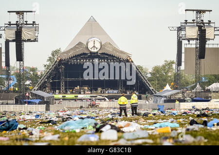 Festival Glastonbury 2015 - Aftermath. La basura se esparció por el escenario de la Pirámide después del Festival Glastonbury, en la Granja digna, Somerset.