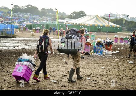 Festival Glastonbury 2015 - Aftermath. Los asistentes al festival salen del Festival Glastonbury, en la granja de meritorios, Somerset.
