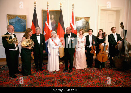 La reina Isabel II, el duque de Edimburgo, el presidente alemán Joachim Gauck (tercera izquierda) y Daniela Schadt (cuarta derecha) se reúnen con la banda antes de un banquete estatal celebrado en el Palacio Schloss Bellevue en Berlín, el primer día completo de una visita de cuatro días a Alemania. Foto de stock