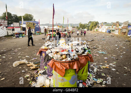 Basura en el sitio de Glastonbury a primera hora de la mañana del lunes 29 de junio, cuando la gente sale del Festival de Glastonbury.