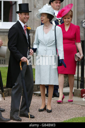 (Izquierda - derecha) el conde de Wessex, la princesa real y el primer ministro Nicola Sturgeon asiste a la fiesta del jardín en el palacio de Holyroodhouse, Edimburgo, organizada por la reina Isabel II Foto de stock