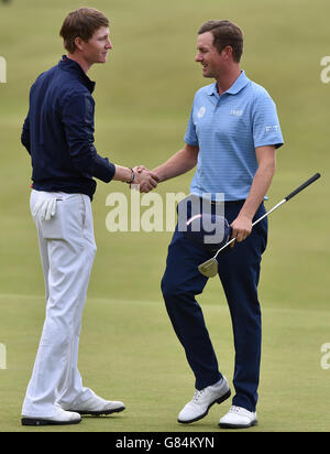 Golf - El Campeonato Abierto 2015 - Día Cuatro - St Andrews. El estadounidense Jordan Niebrugge se mueve de la mano con la estadounidense Webb Simpson el 18th durante el cuarto día del Open Championship 2015 en St Andrews, Fife. Foto de stock