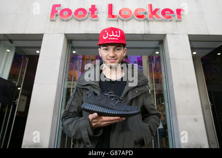 Sultan Est, 23 Outside Foot Locker en Oxford Street, Londres, con su nuevo par de entrenadores Adidas Yeezy Boost diseñados por el músico Kanye West Fotografía de stock Alamy