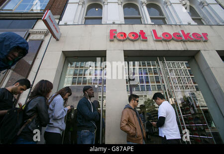 La hace cola fuera de Foot Locker Street, Londres, para comprar un par de entrenadores Adidas Boost 350, diseñados por el músico Kanye West Fotografía de stock - Alamy